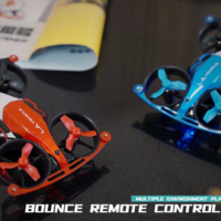 Bouncing Racer drone i blå eller rød